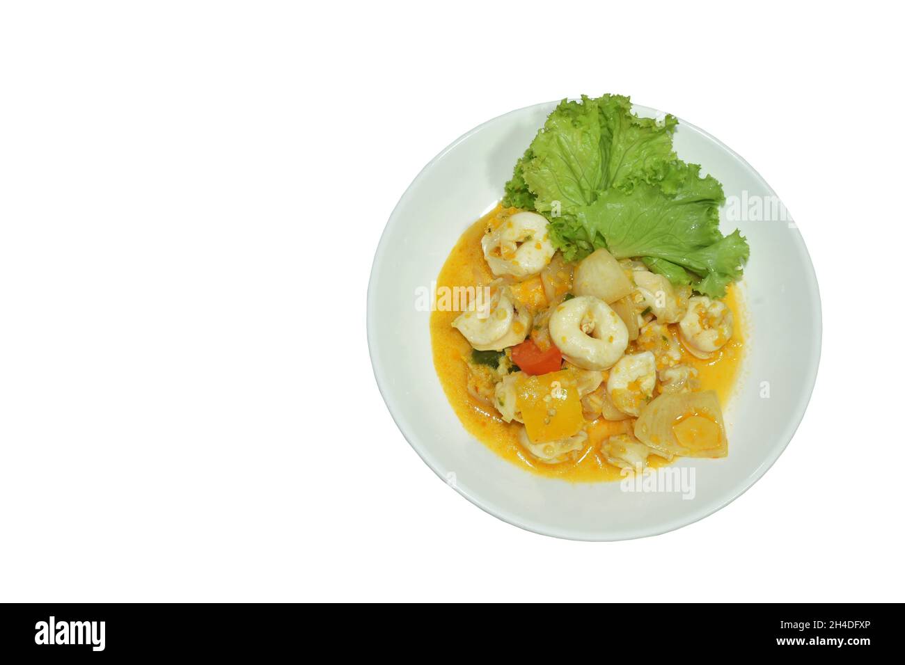 Würzig gebratener Tintenfisch mit Zwiebel in Ei und mit einem anderen auf dem Teller Stockfoto