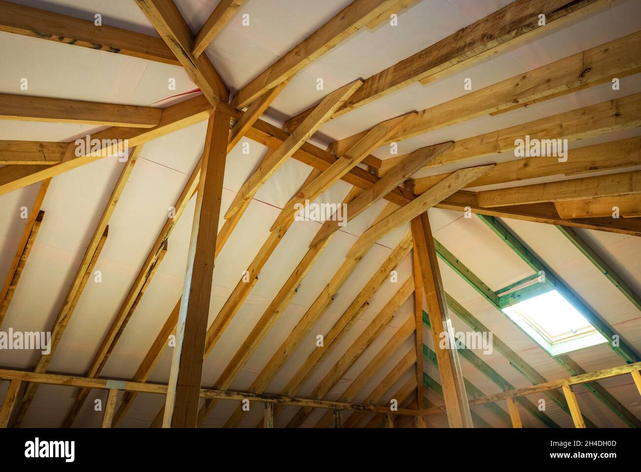 Dachrahmen-Traversensystem aus Holz. Dachkonstruktion Stockfoto