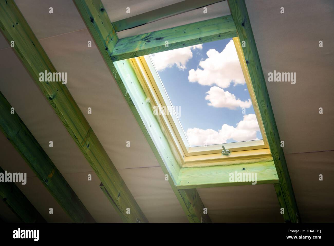 Dachfenster im Dachgeschoss Stockfoto