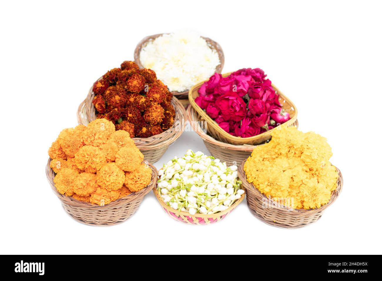 Mehrfarbige Blumen Ringelblume Genda, Jasminknospen Beli, Rose Gulab In Bambuskorb Genannt Phool Ki Puja Tokri Oder Dalia Für Festliche Dekoration In Shu Stockfoto