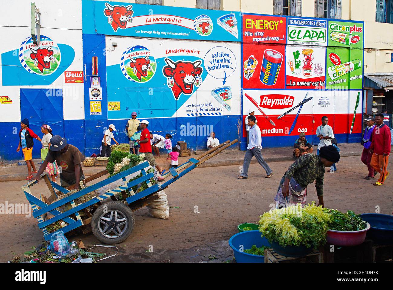 Madagaskar. Antananarivo (Tananarivo). La ville basse. Publicite murale. // Madagaskar. Antananarivo (Tananarivo). Niedrige Stadt. Wandmalerei Werbung Stockfoto