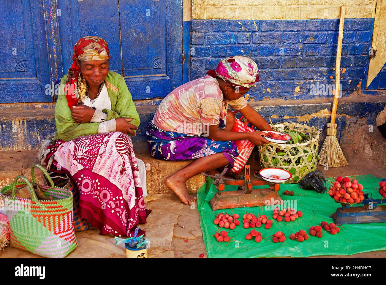 Madagaskar. Ambositra. Ville Betsileo. Marche dans la rue principale. // Madagaskar. Ambositra, Betsileo Stadt. Lokaler Markt. Stockfoto