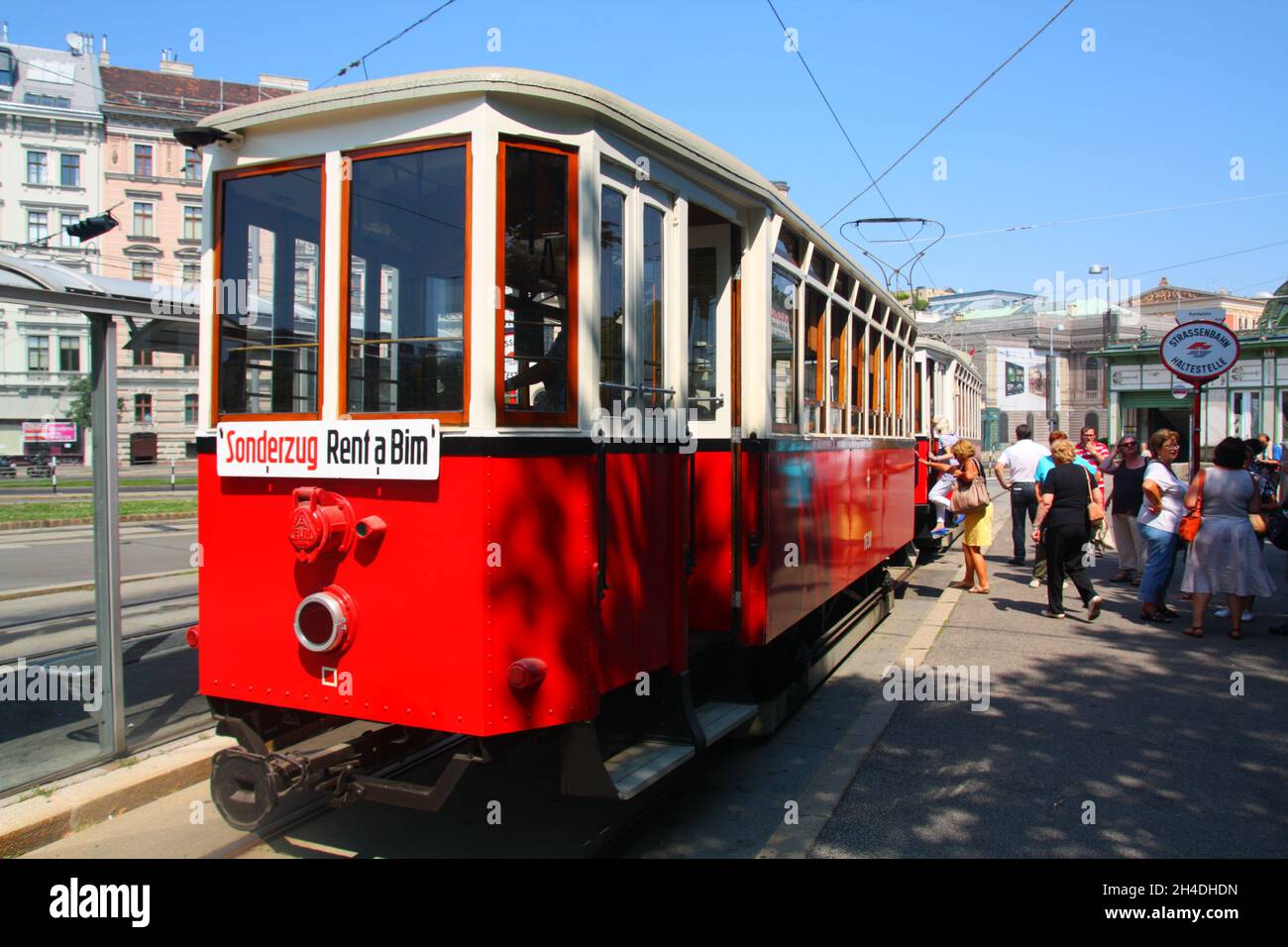 Alte rote Straßenbahn Straßenbahn Straßenbahn Tour in Wien Innenstadt, Österreich Stockfoto