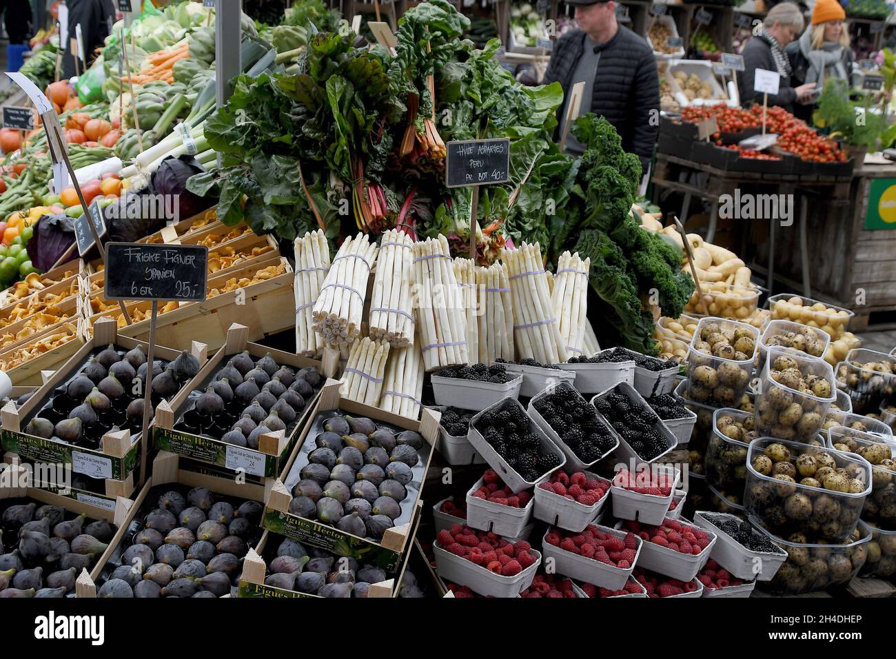 Kopenhagen, Dänemark.,02. November 2021, /Gemüse- und Obstkunden bei Obst und Gemüse in Torvhallerne in der dänischen Hauptstadt.(Foto..Francis Joseph Dean/Dean Pictions) Stockfoto