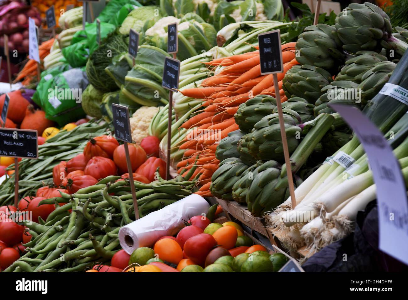 Kopenhagen, Dänemark.,02. November 2021, /Gemüse- und Obstkunden bei Obst und Gemüse in Torvhallerne in der dänischen Hauptstadt.(Foto..Francis Joseph Dean/Dean Pictions) Stockfoto