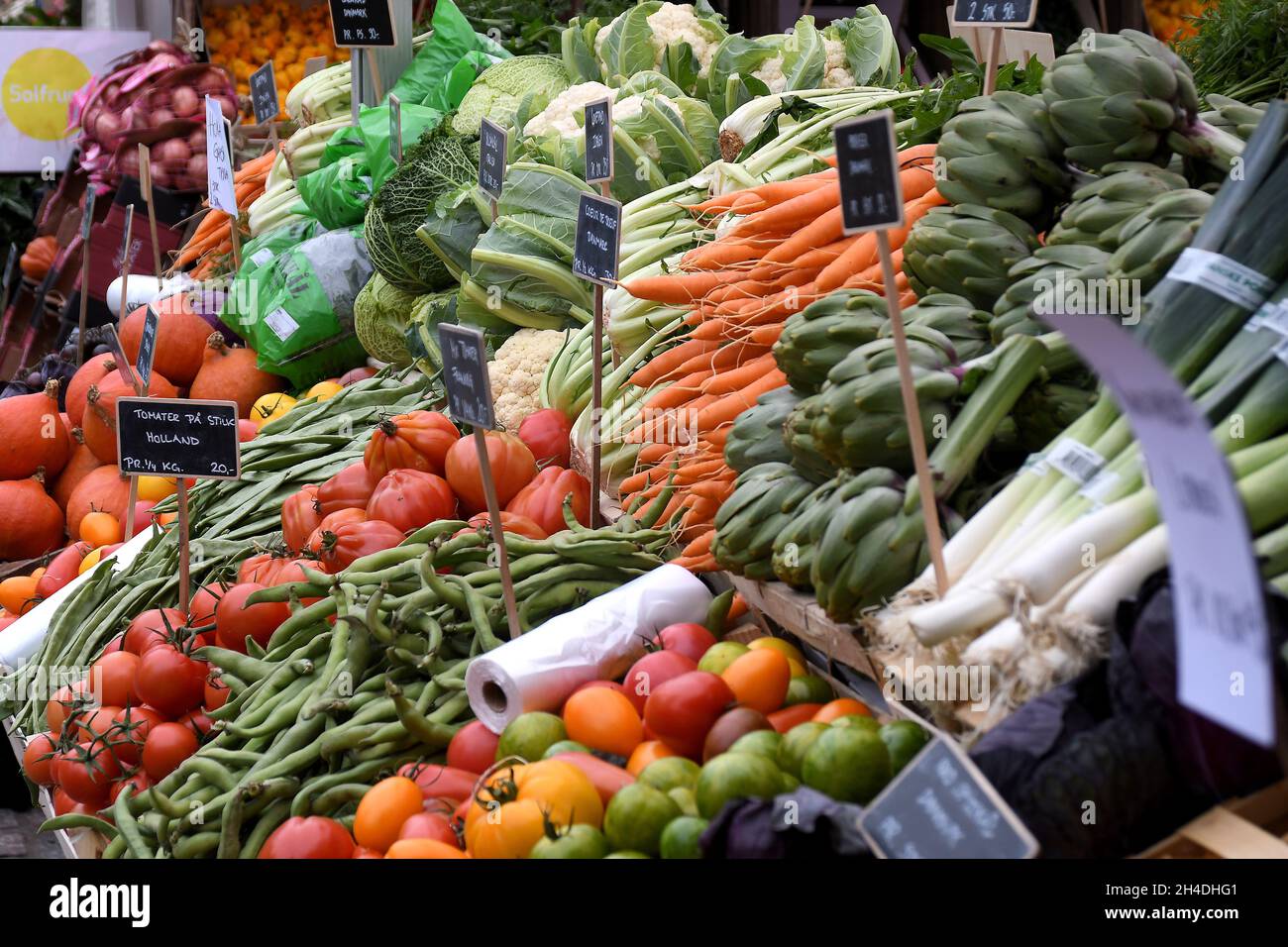 Kopenhagen, Dänemark.,02. November 2021, /Gemüse- und Obstkunden bei Obst und Gemüse in Torvhallerne in der dänischen Hauptstadt.(Foto..Francis Joseph Dean/Dean Pictions) Stockfoto