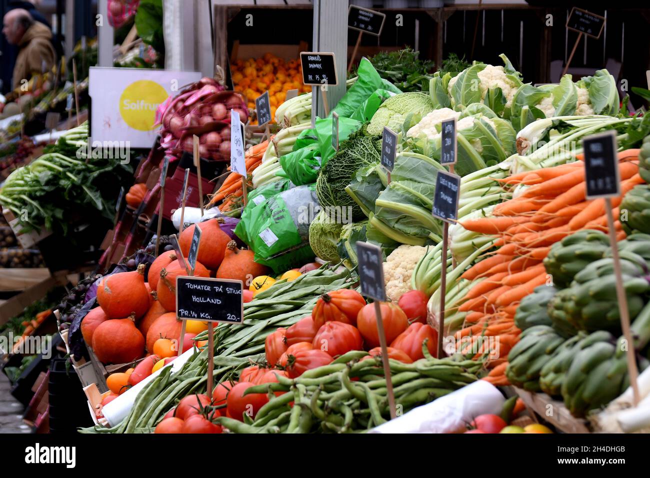 Kopenhagen, Dänemark.,02. November 2021, /Gemüse- und Obstkunden bei Obst und Gemüse in Torvhallerne in der dänischen Hauptstadt.(Foto..Francis Joseph Dean/Dean Pictions) Stockfoto
