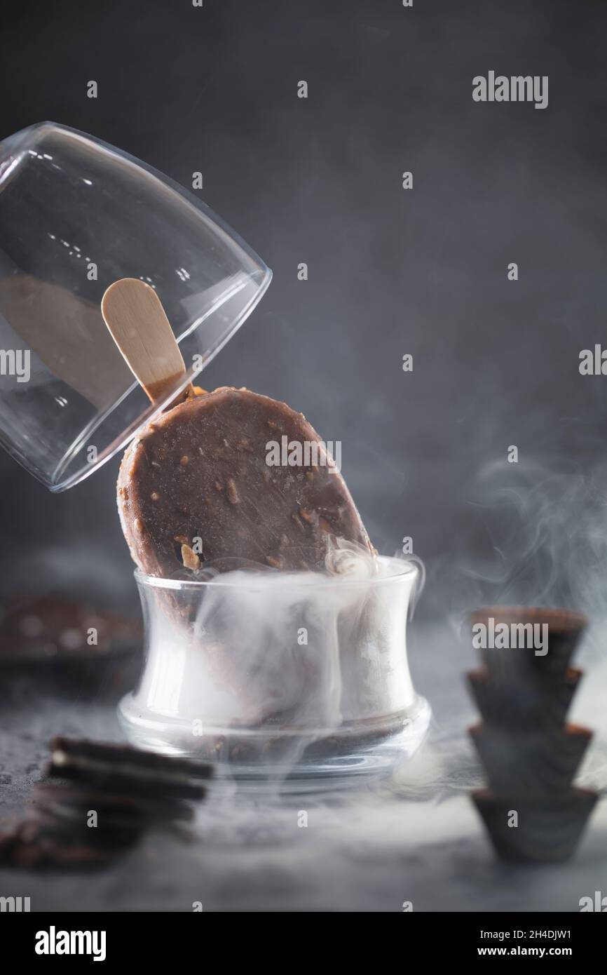 Eis mit Schokolade und gerösteten Haselnüssen Stockfoto