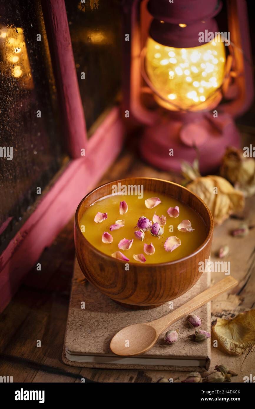 Die arabische Linsensuppe wird nur im Winter mit wenigen Blüten gegessen Stockfoto