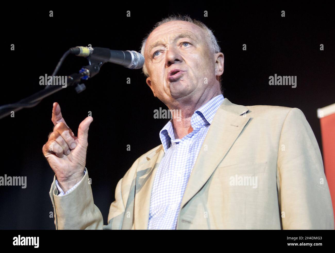 Ken Livingston, der frühere Bürgermeister von London, unterstützt den linken Kandidaten für das Amt des Führers und stellvertretenden Führers Jeremy Corbyn bei einer Kundgebung im Camden Centre im Zentrum von London. Stockfoto