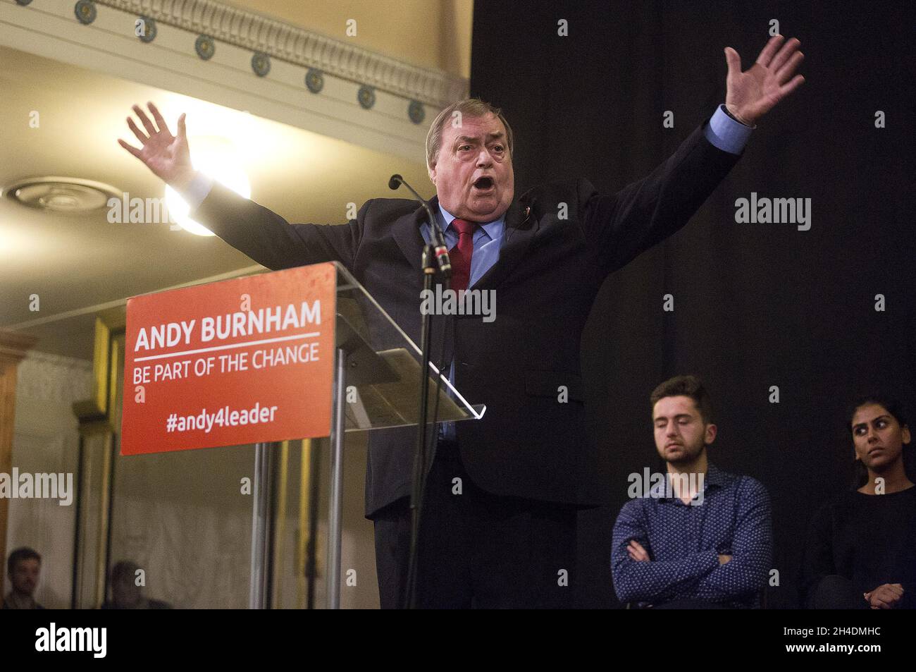 John Prescott Speaks stellt Andy Burnham, den Kandidaten der Labour-Führung, bei einer Veranstaltung in der St. Pancras Parish Church im Zentrum von London vor, bei der er mit Labour-Anhängern eine Frage- und Antworte-Sitzung einführte. Stockfoto