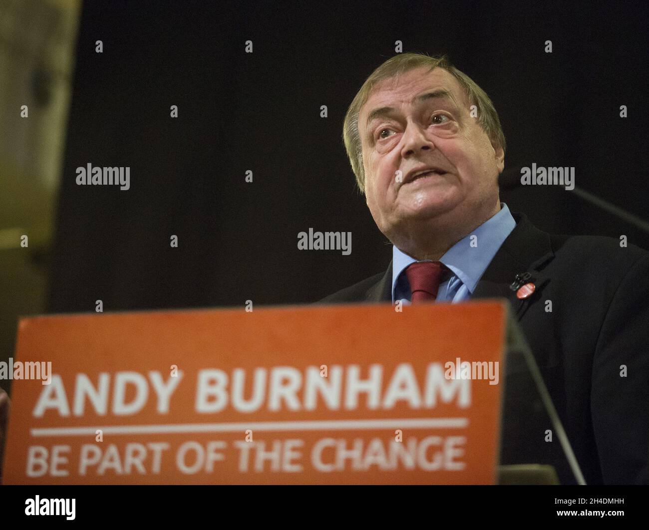 John Prescott Speaks stellt Andy Burnham, den Kandidaten der Labour-Führung, bei einer Veranstaltung in der St. Pancras Parish Church im Zentrum von London vor, bei der er mit Labour-Anhängern eine Frage- und Antworte-Sitzung einführte. Stockfoto