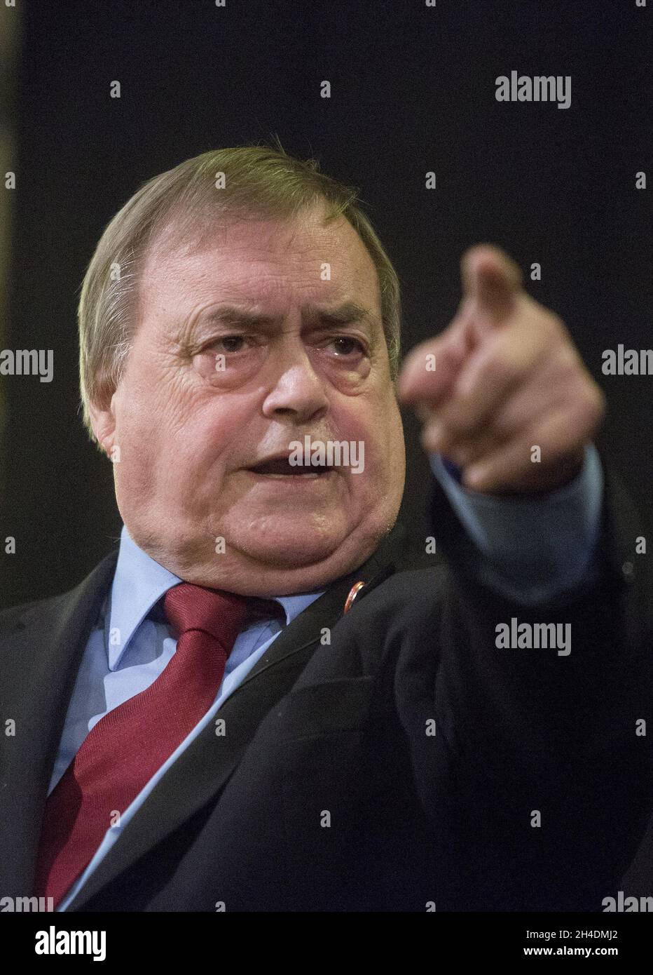 John Prescott Speaks stellt Andy Burnham, den Kandidaten der Labour-Führung, bei einer Veranstaltung in der St. Pancras Parish Church im Zentrum von London vor, bei der er mit Labour-Anhängern eine Frage- und Antworte-Sitzung einführte. Stockfoto