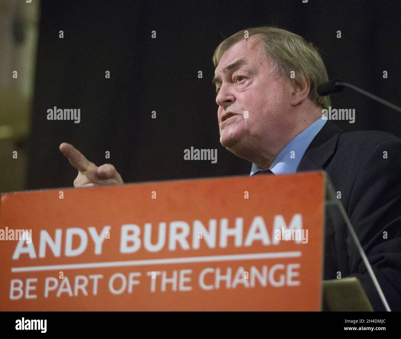 John Prescott Speaks stellt Andy Burnham, den Kandidaten der Labour-Führung, bei einer Veranstaltung in der St. Pancras Parish Church im Zentrum von London vor, bei der er mit Labour-Anhängern eine Frage- und Antworte-Sitzung einführte. Stockfoto