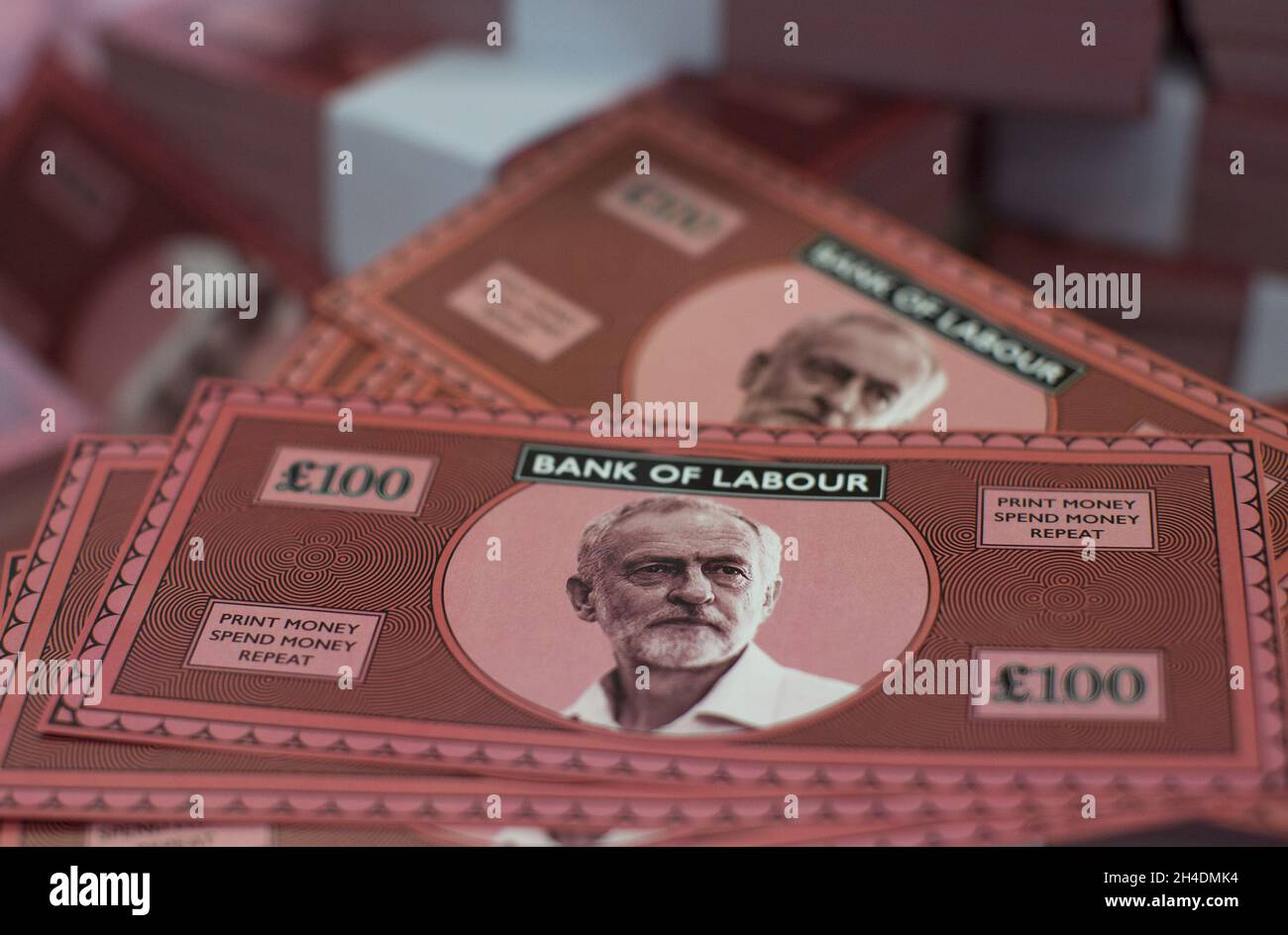 Ein Stand im Ausstellungszentrum auf der Konferenz der Konservativen Partei 2015 in Manchester Central bietet kostenlose Banknoten mit Jeremy Corbyns Gesicht auf. Stockfoto