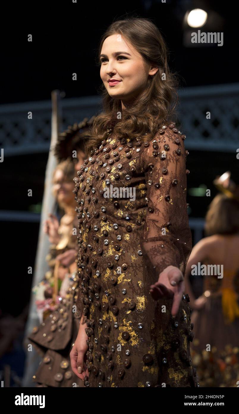 Ein Model in Schokoladenkleidung auf dem Laufsteg der Chocolate Show in der Olympia National Hall, West London. Die Chocolate Show bringt über 60 britische und internationale Marken zusammen, um ihre Leidenschaft für Schokolade zu teilen. Stockfoto