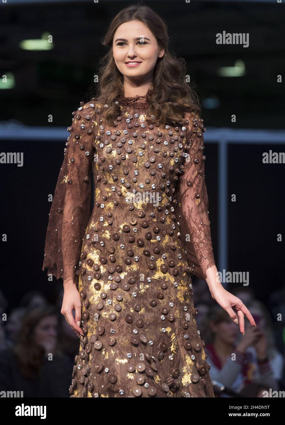 Ein Model in Schokoladenkleidung auf dem Laufsteg der Chocolate Show in der Olympia National Hall, West London. Die Chocolate Show bringt über 60 britische und internationale Marken zusammen, um ihre Leidenschaft für Schokolade zu teilen. Stockfoto