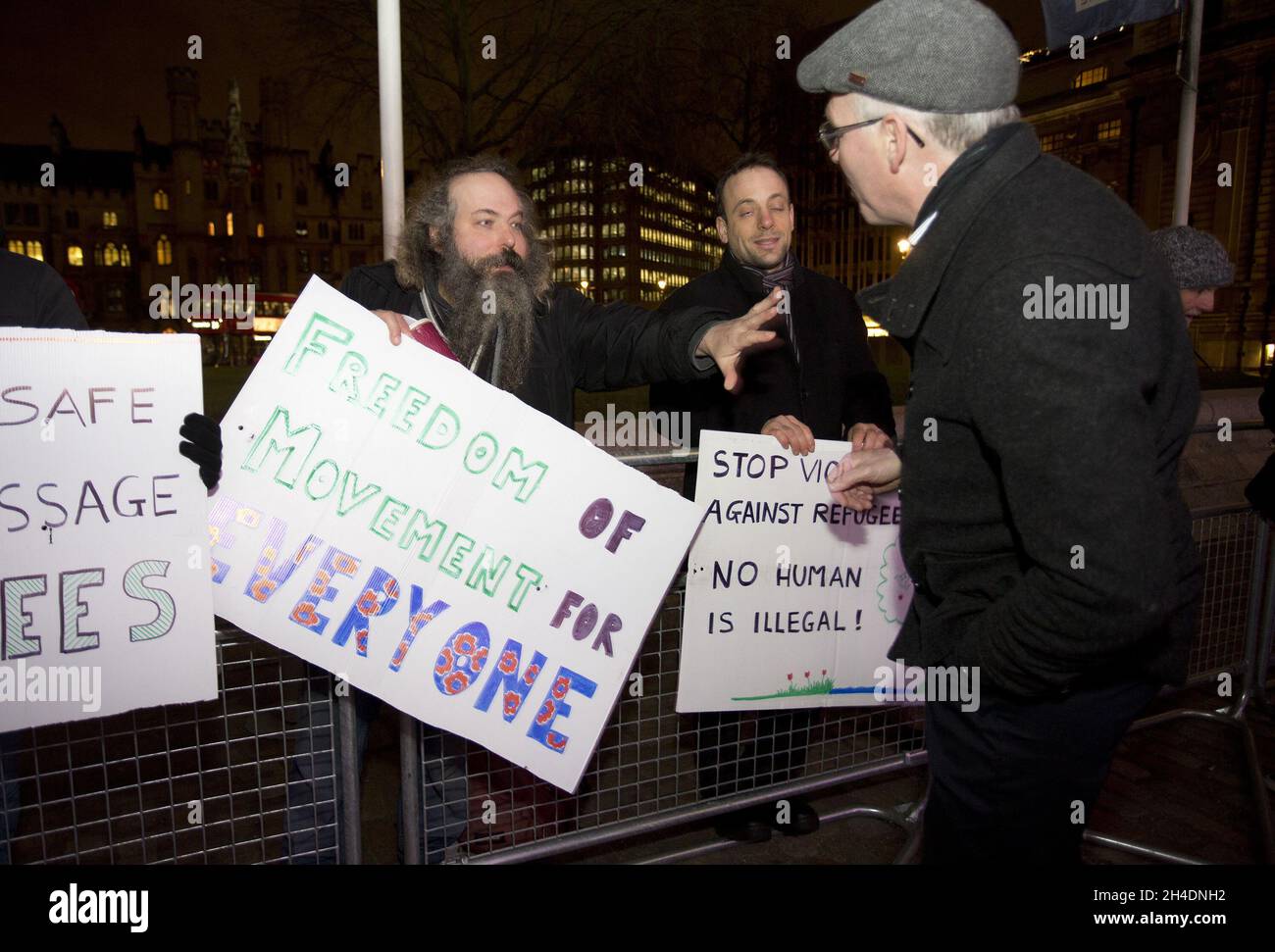 Pro-Europa-Anhänger protestieren vor dem Queen Elizabeth II Center in Westminster, im Zentrum von London, während eines öffentlichen Treffens der parteiübergreifenden Gewerkschaft „Grassroots Out“ an dem Tag, an dem David Cameron in Brüssel zu einem entscheidenden Gipfel zu seinen EU-Reformforderungen ist. Stockfoto