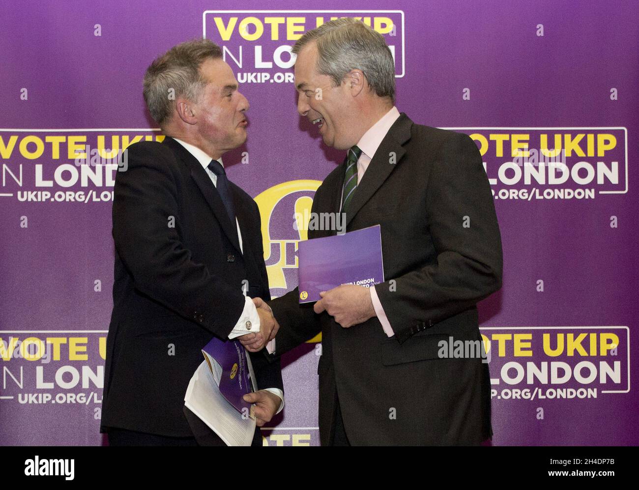 (R) der UKIP-Führer Nigel Farage schüttelt die Hände mit Peter Whittle, dem Kandidaten des Londoner Bürgermeisters, beim Start des Wahlprogramms der UKIP in London im Emmanuel Center, Westminster, London. Stockfoto