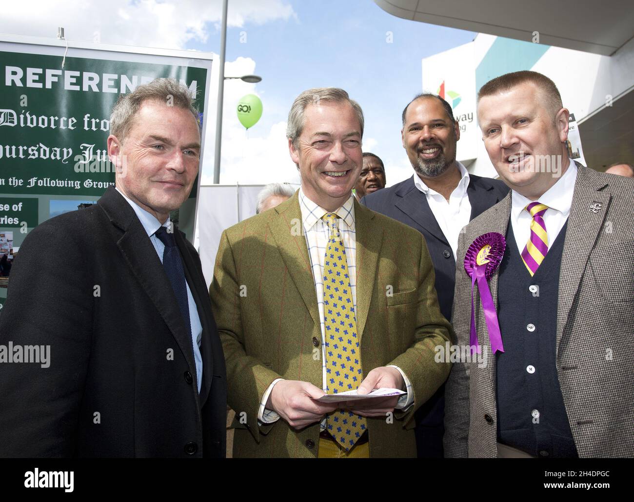 (L-R) UKIPÕs der Kandidat des Londoner Bürgermeisters Peter Whittle, der UKIP-Führer Nigel Farage und die Kandidaten der Londoner Versammlung, David Kurten, und Peter Harris, die am letzten Wochenende vor den Londoner Bürgermeisterwahlen am Donnerstag, dem 5. Stockfoto