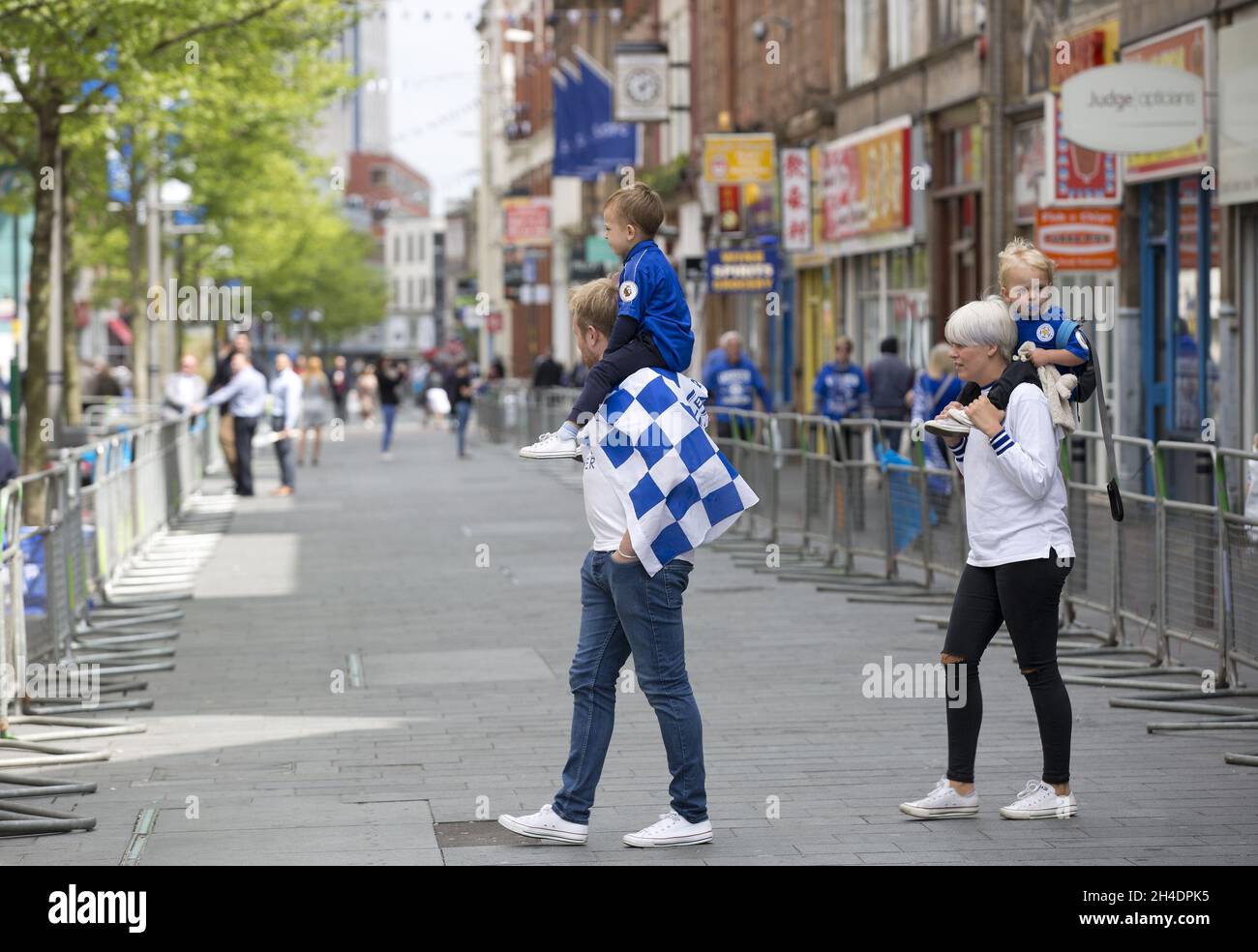 Leicester City-Fans vor der Siegesparade ihres Teams durch das Stadtzentrum von Leicester, während die Füchse am 2015/16 16. Mai 2016 zum ersten Mal in ihrer 132-jährigen Geschichte den Sieg der Barclays Premier League feiern. Stockfoto