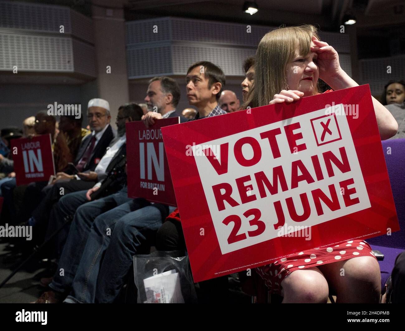 Pro-Europa-Anhänger hören Labours Führer, Jeremy Corbyn MP, auf einer Kundgebung, die am 14. Mai 2016 im Queen Elizabeth II Conference Center im Zentrum von London in der EU bleiben soll, auf. Stockfoto