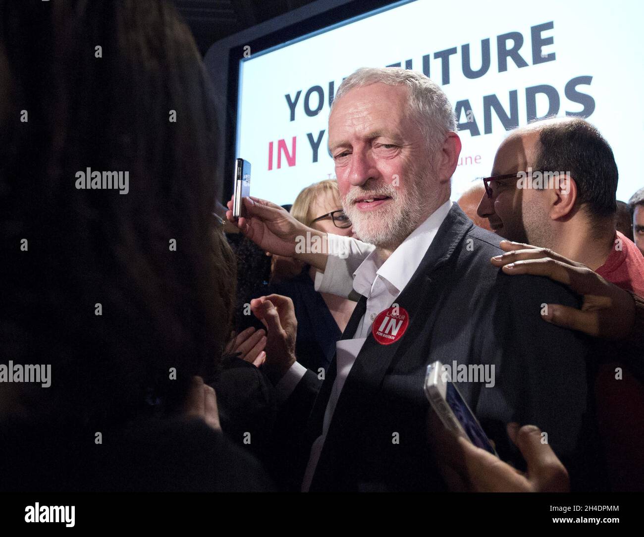 Labour-Führer Jeremy Corbyn begrüßt Unterstützer, nachdem er am 14. Mai 2016 im Queen Elizabeth II Conference Center im Zentrum von London eine Rede auf einer Verbleib in der EU gehalten hatte. Stockfoto