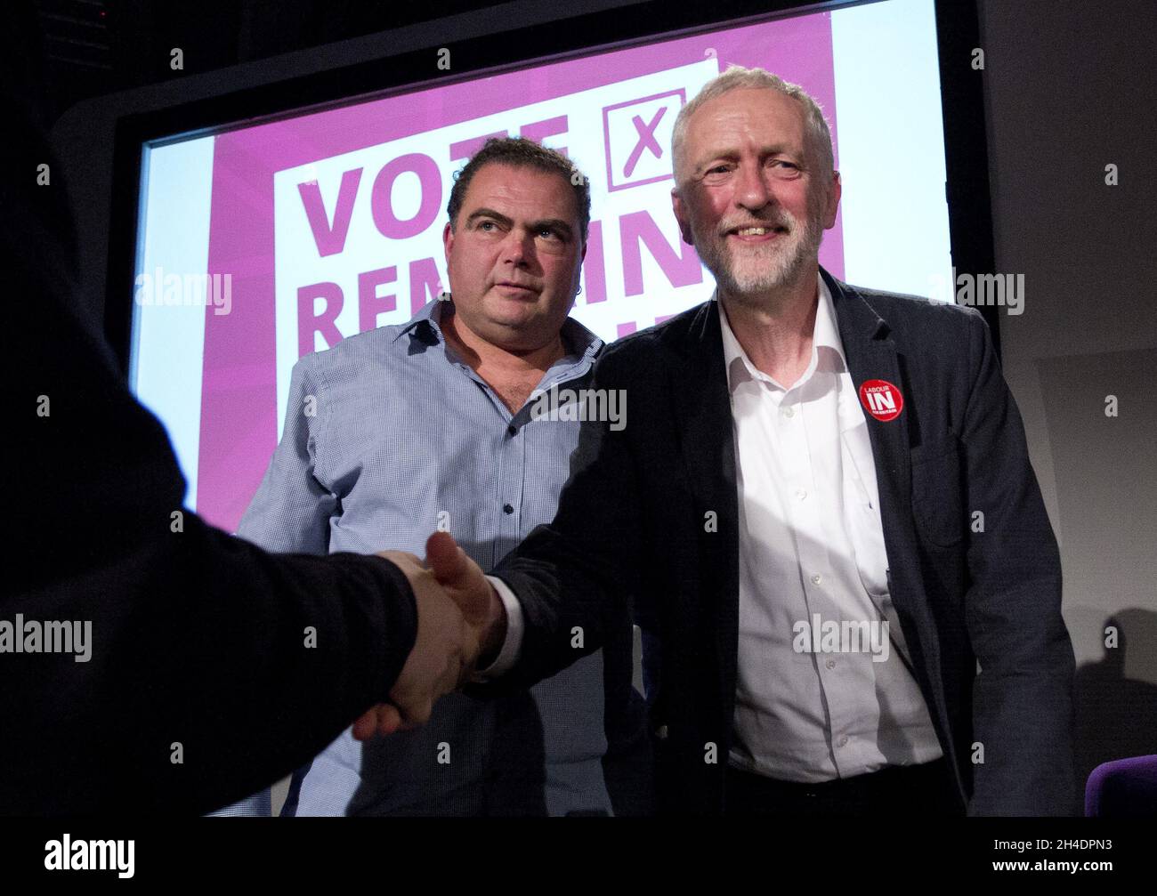 Labour-Führer Jeremy Corbyn begrüßt Unterstützer, nachdem er am 14. Mai 2016 im Queen Elizabeth II Conference Center im Zentrum von London eine Rede auf einer Verbleib in der EU gehalten hatte. Stockfoto