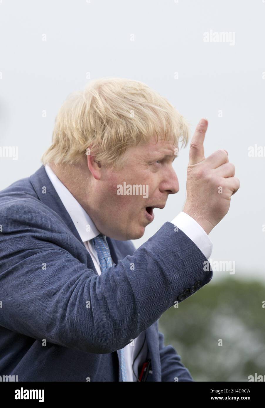 Boris Johnson wird am 4. Juni 2016 von CNN während einer Wahlkampfveranstaltung auf Forman's Fish Island, East London, interviewt. Stockfoto