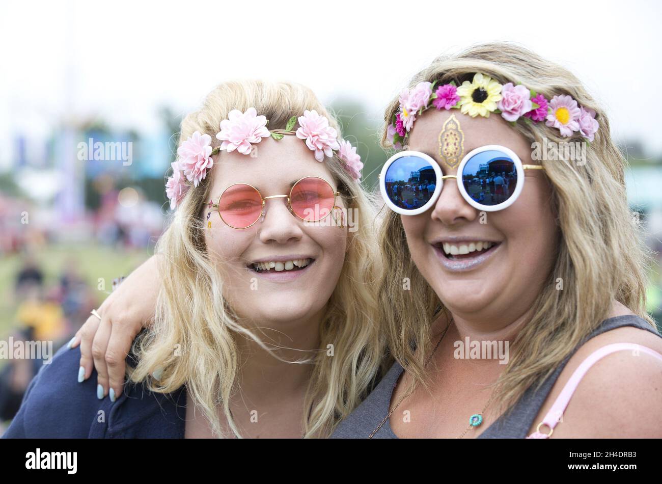 Festivalbesucher besuchen am Sonntag, den 12. Juni, das Isle of Wight Festival im Seaclose Park, Newport, Isle of Wight. Stockfoto