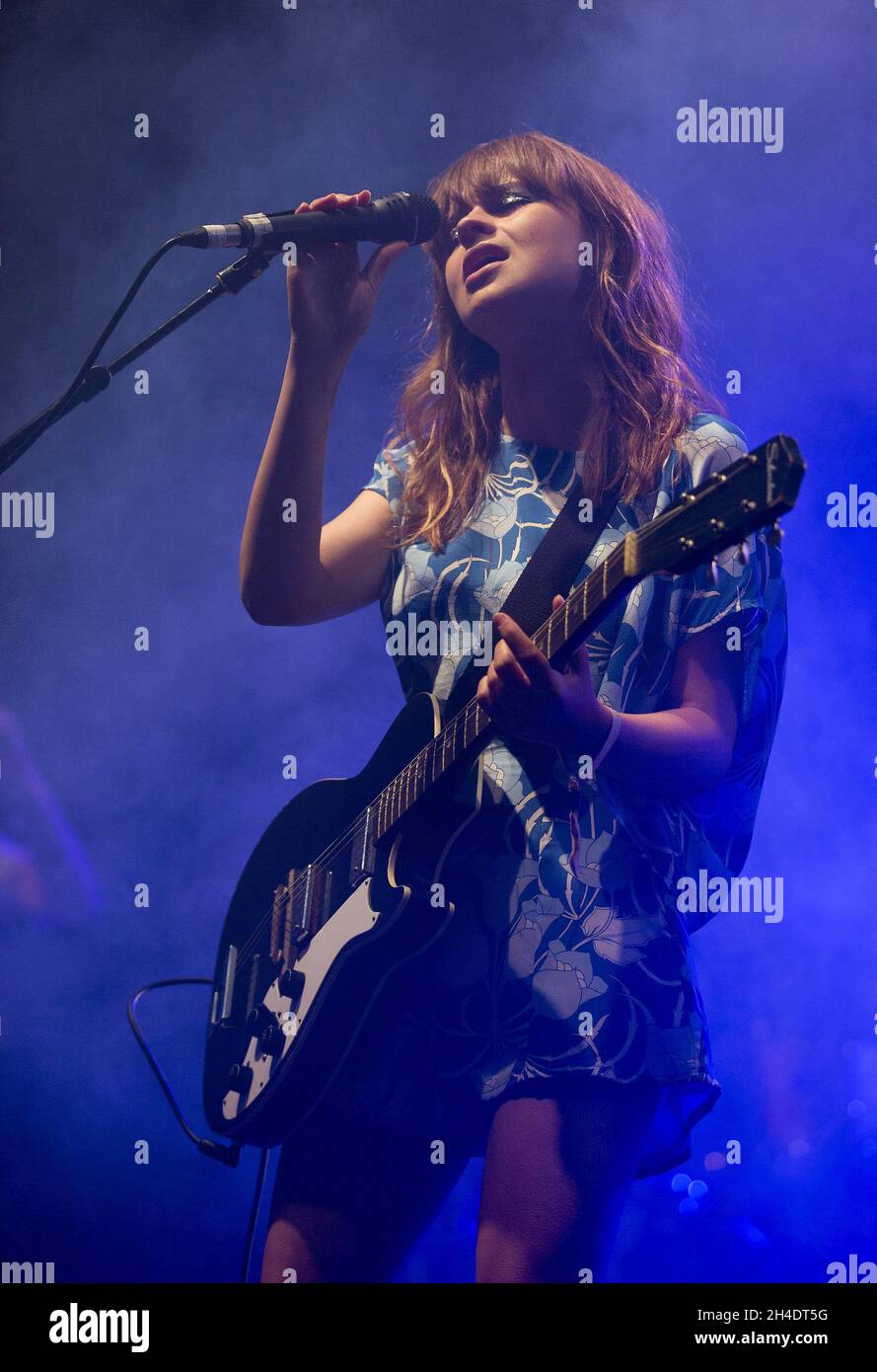 Gabrielle Aplin spielt am Samstag, den 13. August 2016 im Land der Heiligen auf der Main Stage des Boardmasters Festival 2016 in Watergate Bay, Newquay, Cornwall. Stockfoto