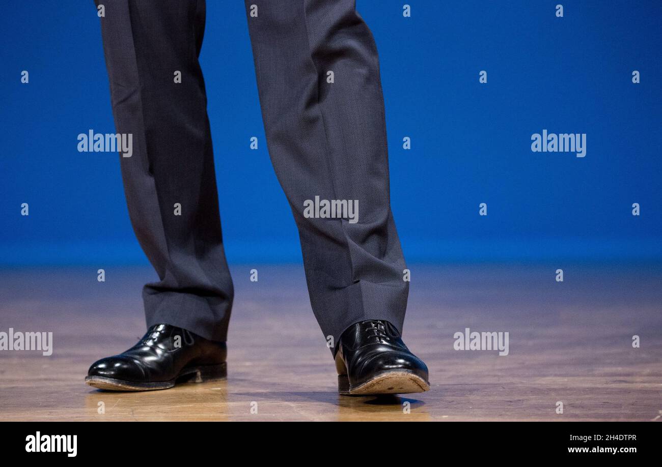 Ein Detail der Schuhe von Jeremy Hunt während seiner Rede vor den Delegierten am dritten Tag der konservativen Parteikonferenz im International Convention Centre, ICC, Birmingham. Dienstag, 4. Oktober 2016. Bildnachweis sollte lauten: Isabel Infantes / EMPICS Entertainment. Stockfoto