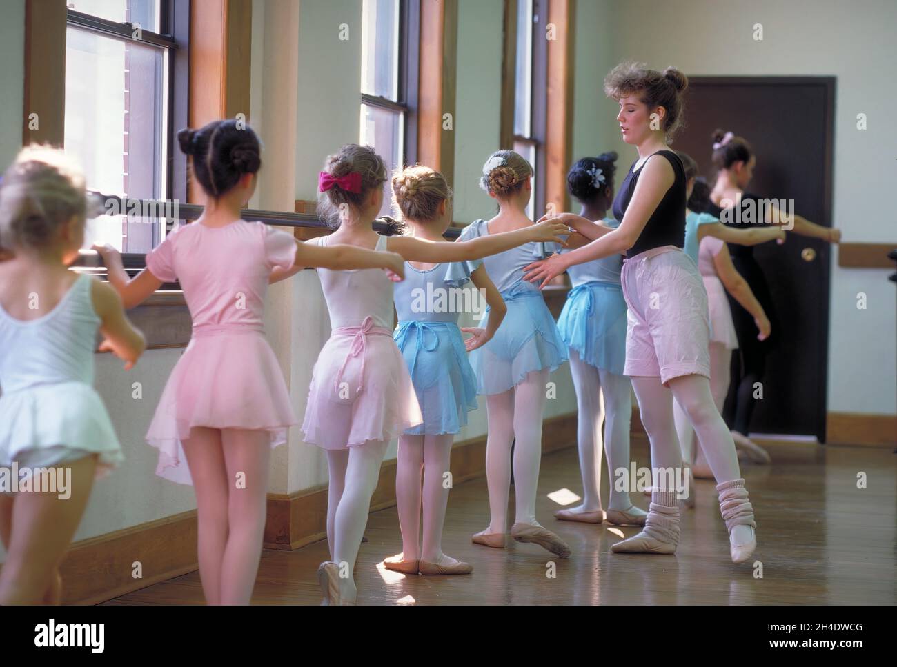 Kleine Ballerinas werden in Form und Technik während eines Ballettunterrichtete. Stockfoto