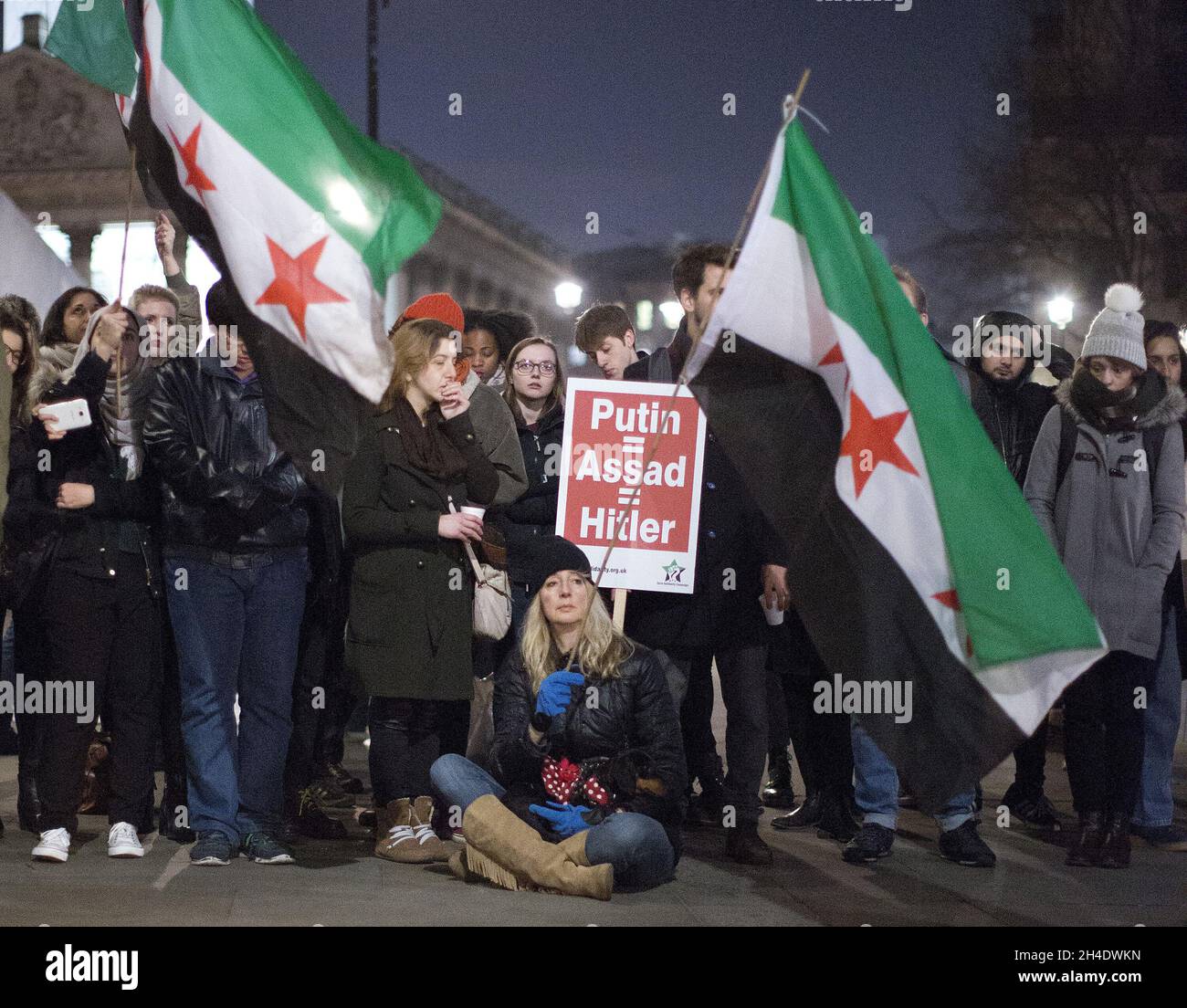 In London treffen sich Menschen in einer Kerzenmahnwache am Trafalgar Square im Zentrum von London, um die Tötung von Zivilisten in Aleppo, Syrien, zu verurteilen Stockfoto