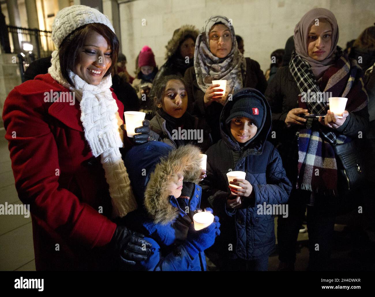 In London treffen sich Menschen in einer Kerzenmahnwache am Trafalgar Square im Zentrum von London, um die Tötung von Zivilisten in Aleppo, Syrien, zu verurteilen Stockfoto