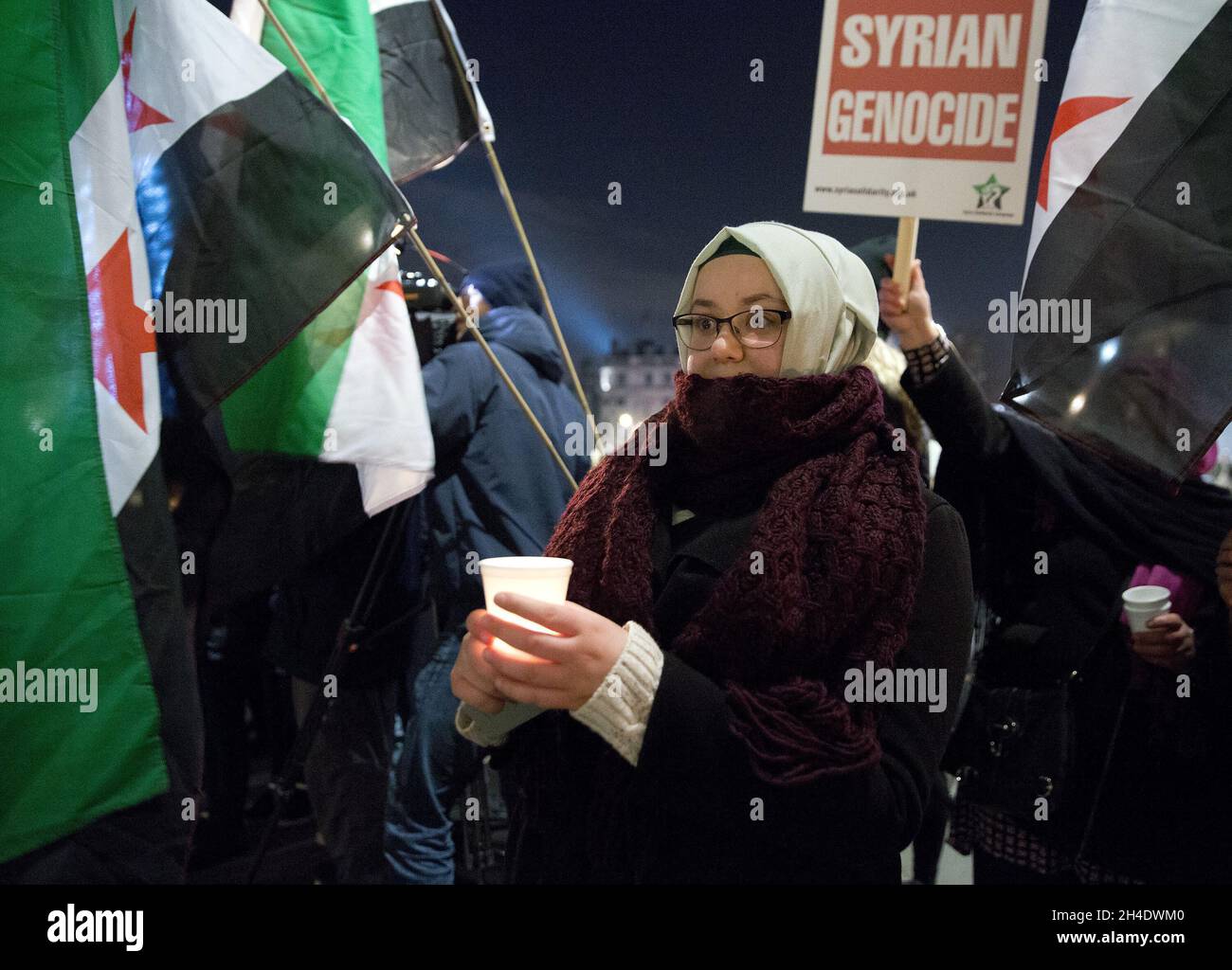 In London treffen sich Menschen in einer Kerzenmahnwache am Trafalgar Square im Zentrum von London, um die Tötung von Zivilisten in Aleppo, Syrien, zu verurteilen Stockfoto