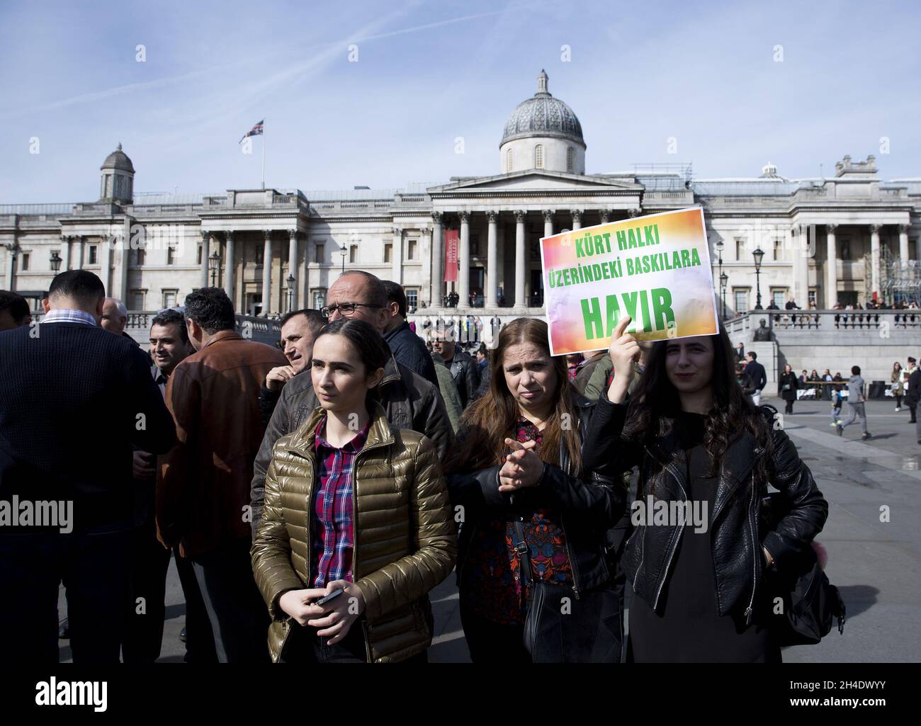 Erdoganische Aktivisten demonstrieren auf dem Trafalgar Square in London für ein Nein vor dem Referendum im nächsten Monat in der Türkei für Verfassungsänderungen, die dem Präsidenten weitreichende Befugnisse geben könnten Stockfoto