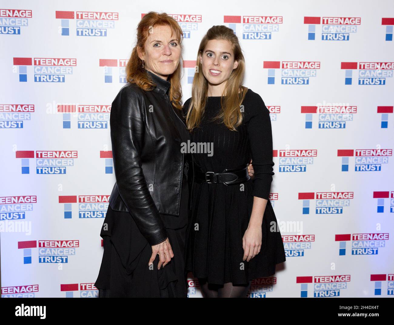 (Von links nach rechts) die Herzogin von York, Sarah Ferguson und ihre Tochter Prinzessin Beatrice besuchen eine Fotozelle für den Teenage Cancer Trust in der Royal Albert Hall, London. Stockfoto