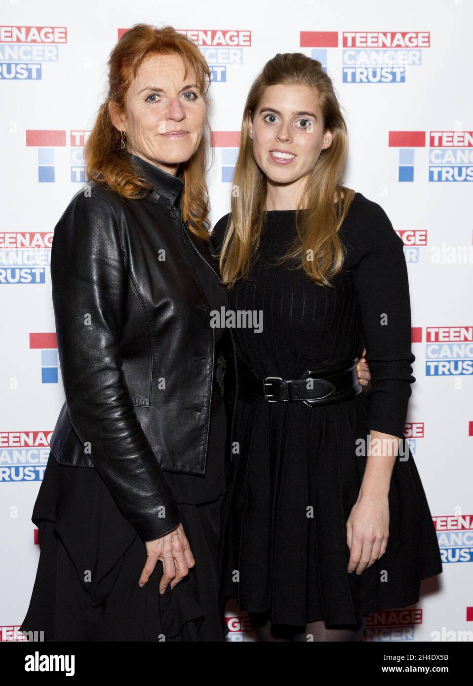 (Von links nach rechts) die Herzogin von York, Sarah Ferguson und ihre Tochter Prinzessin Beatrice besuchen eine Fotozelle für den Teenage Cancer Trust in der Royal Albert Hall, London. Stockfoto