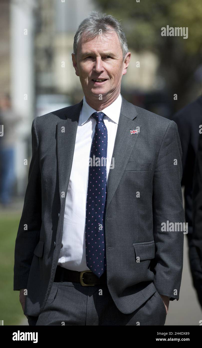 Die konservative Abgeordnete Nigel Evans spricht vor den Medien über College Green vor dem Londoner Parlamentsgebäude, nachdem Premierministerin Theresa May heute Morgen eine vorgezogene Parlamentswahl am 8. Juni angekündigt hatte. Im Bild: Dienstag, 18. April 2017. Bildnachweis sollte lauten: Isabel Infantes / EMPICS Entertainment Stockfoto