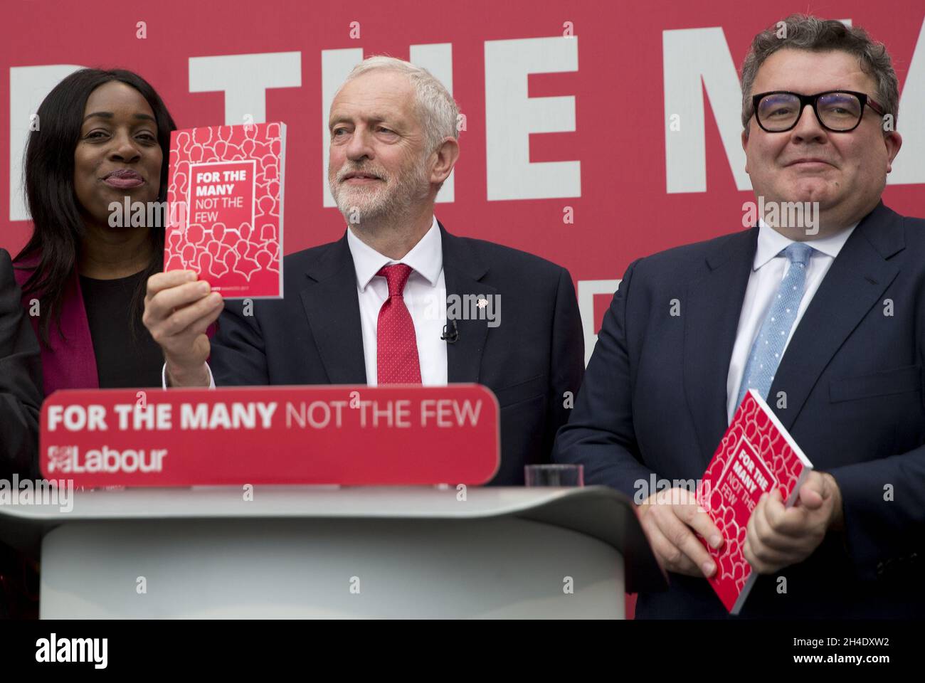 Jeremy Corbyn, Vorsitzender der Labour Party, startet das Manifest der Partei, zusammen mit den Mitgliedern des Schattenkabinetts (von links nach rechts) Kate Osamor und Tom Watson Stockfoto