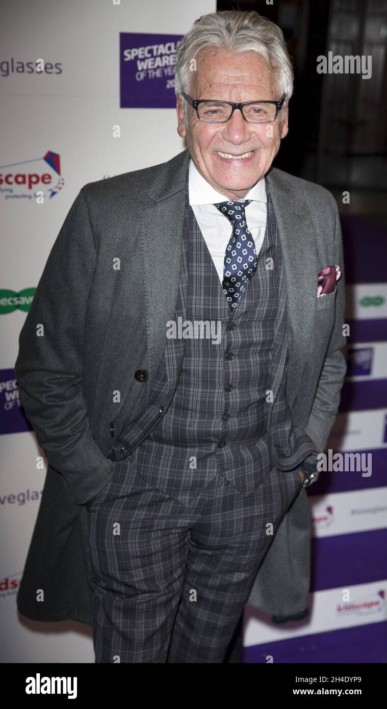 Jeff Banks nimmt an den Specsavers' Brillenträger des Jahres Awards 2017 in der Northumberland Avenue 8, London, Teil. Stockfoto
