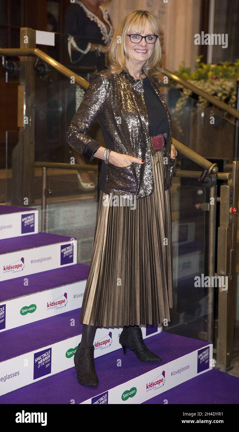 Twiggy nimmt an den Specsavers' Brillenträger des Jahres Awards 2017 in der Northumberland Avenue 8, London, Teil. Stockfoto
