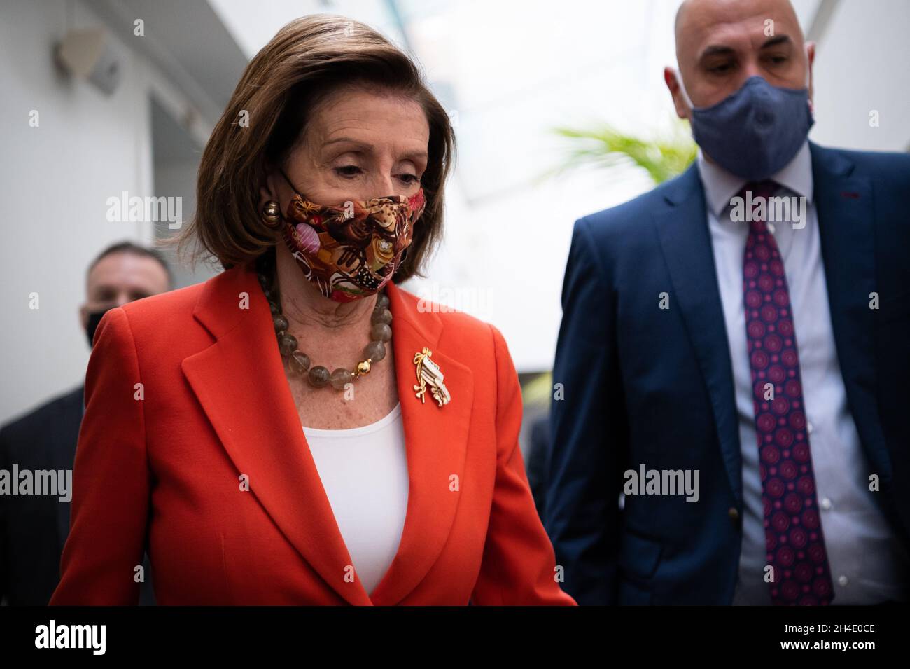 Die Sprecherin des US-Repräsentantenhauses, Nancy Pelosi (D-CA), kommt am Dienstag, den 2. November, zu einem Treffen des demokratischen House Caucus im US-Kapitol in Washington, D.C., 2021. Präsident Biden ist im Ausland, nachdem er sich zum ersten Mal mit den Staats- und Regierungschefs der G20 in Rom und jetzt auf der COP26 in Glasgow getroffen hat, bevor er heute Abend inmitten hektischer Kongressverhandlungen über Billionen Dollar an demokratischen Ausgabenprioritäten nach Hause zurückkehrt. (Graeme Sloan/Sipa USA) Stockfoto