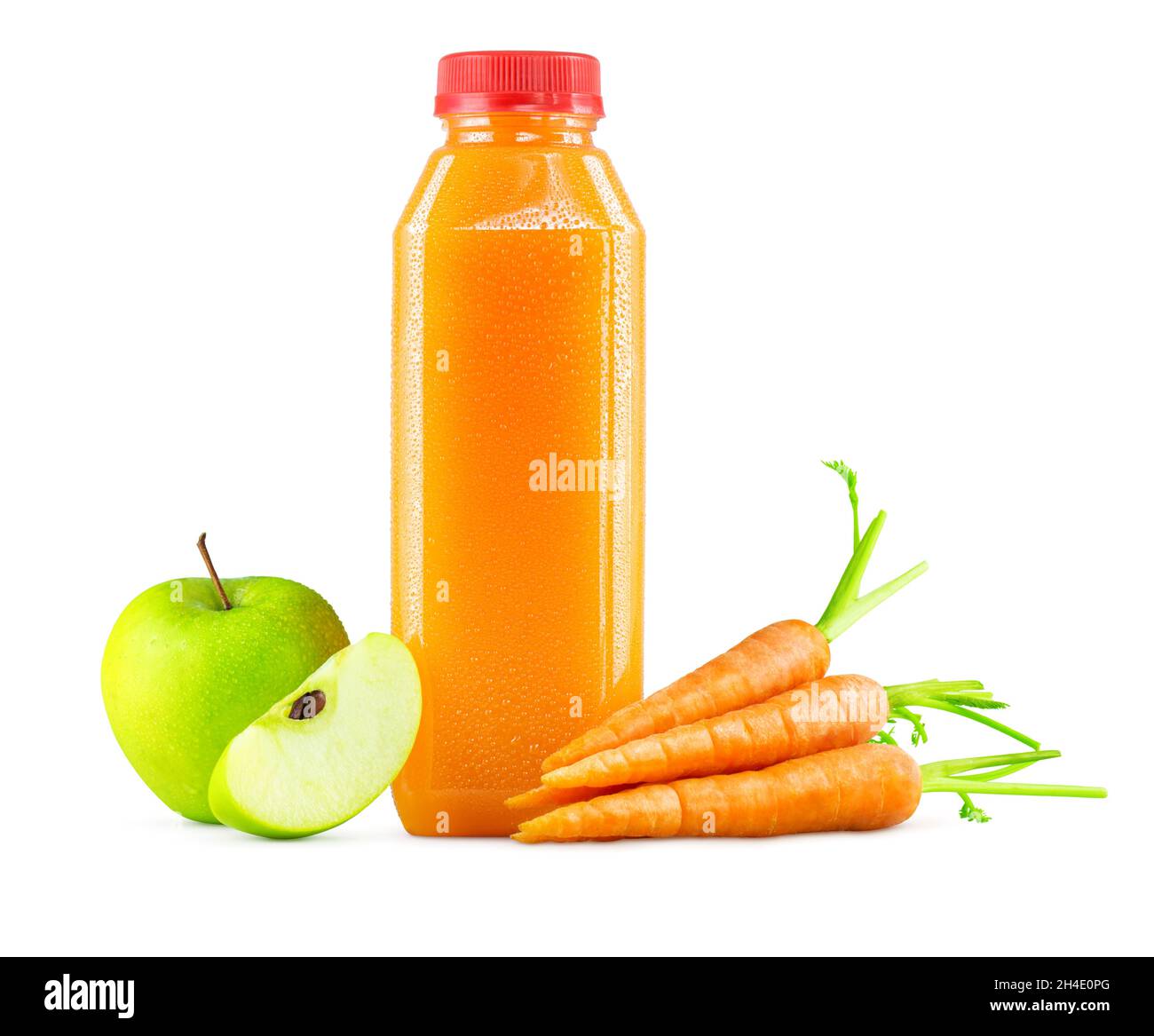 Frisch gepresster Apfel-Karottensaft in einer generischen Plastikflasche mit Garnierung isoliert auf weißem Hintergrund Stockfoto