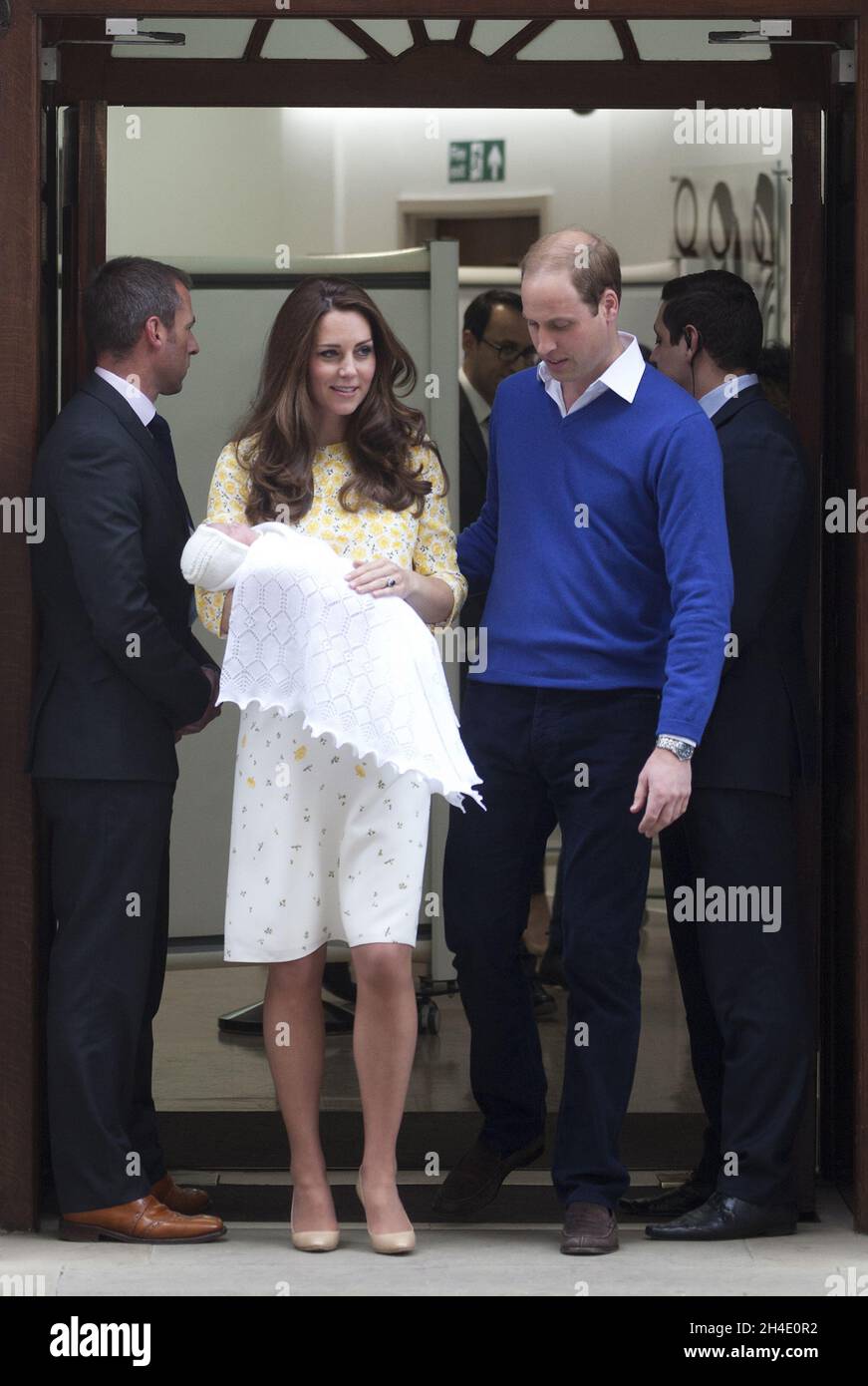 Der Herzog von Cambridge und die Herzogin von Cambridge verlassen nach der Geburt ihrer neugeborenen Tochter Prinzessin Charlotte den Lindo-Flügel im St. Mary's Hospital in London. Bild datiert: Samstag, 2. Mai 2015. Bildnachweis sollte lauten: Isabel Infantes / EMPICS Entertainment. Stockfoto