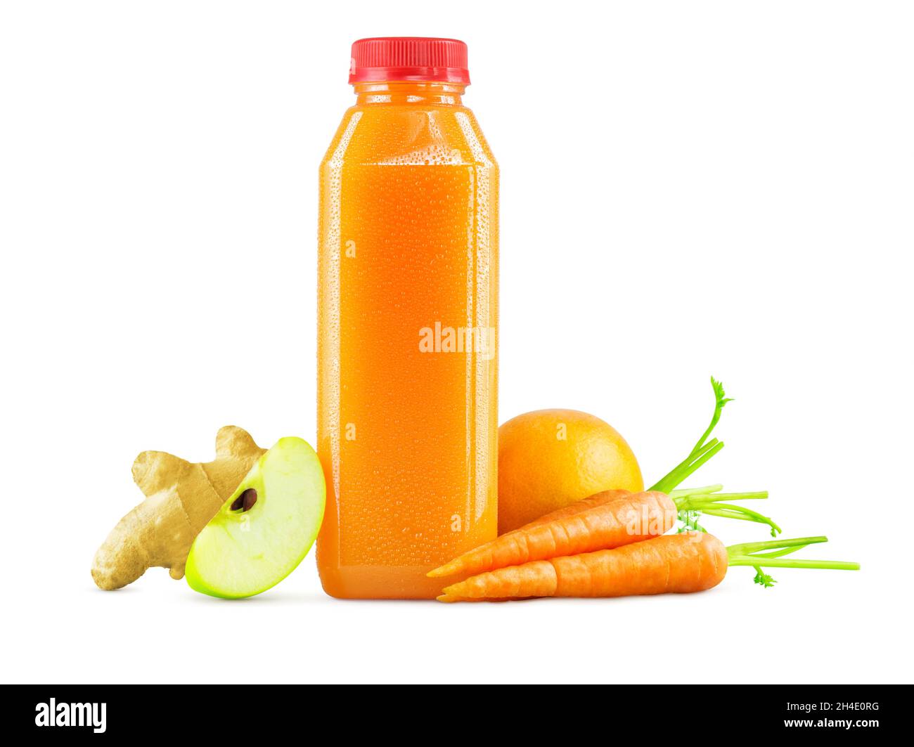 Frisch gepresster Apfelkarotte Orange Ingwersaft in einer generischen Plastikflasche mit Garnierung isoliert auf weißem Hintergrund Stockfoto