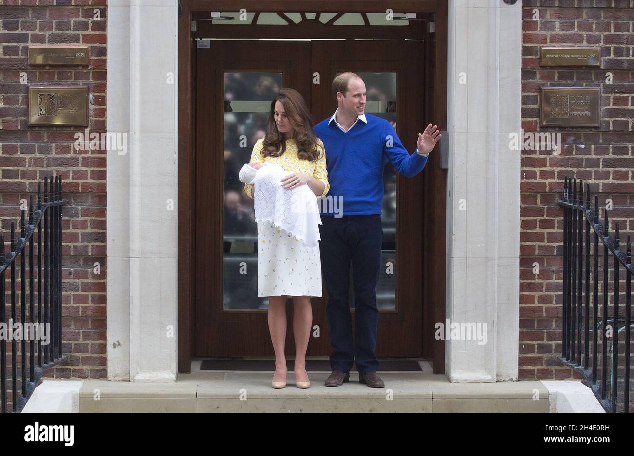 Der Herzog von Cambridge und die Herzogin von Cambridge verlassen nach der Geburt ihrer neugeborenen Tochter Prinzessin Charlotte den Lindo-Flügel im St. Mary's Hospital in London. Bild datiert: Samstag, 2. Mai 2015. Bildnachweis sollte lauten: Isabel Infantes / EMPICS Entertainment. Stockfoto