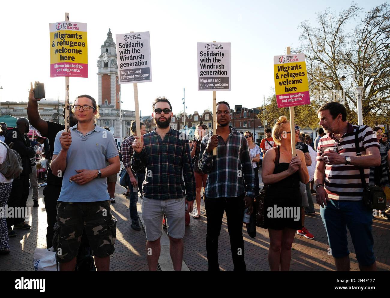 Demonstranten versammeln sich auf dem Windrush Square, Brixton, im Süden Londons, zu einer Solidaritätskundgebung, um ihre Unterstützung für die so genannte Windrush-Generation zu zeigen, nachdem das Innenministerium Tausende von Landekarten zerstört hat, die die Ankunft von Migranten aus der Windrush-Ära dokumentieren. Stockfoto