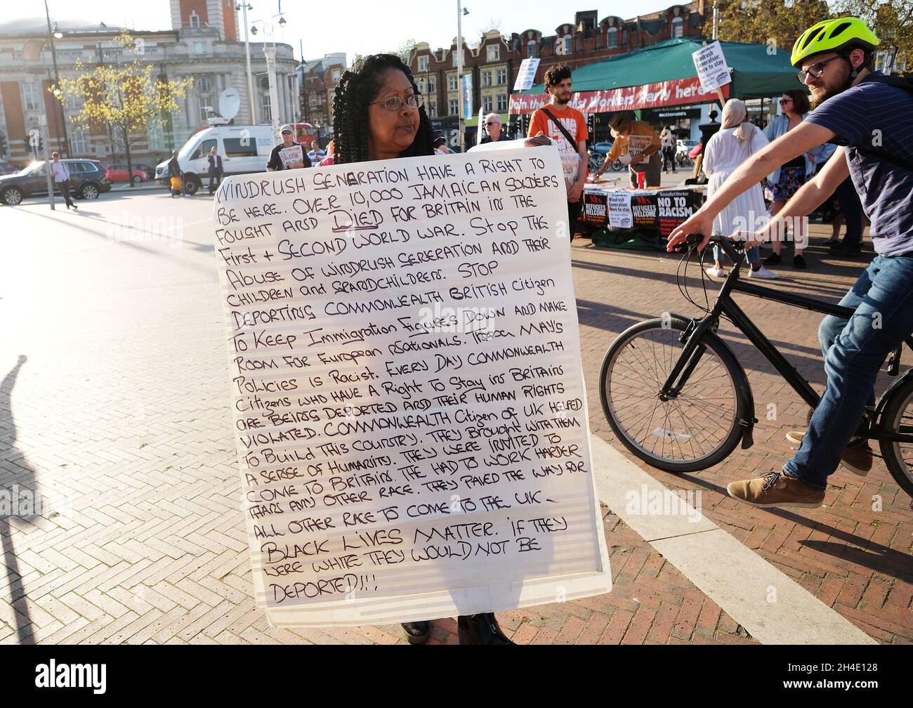 Demonstranten versammeln sich auf dem Windrush Square, Brixton, im Süden Londons, zu einer Solidaritätskundgebung, um ihre Unterstützung für die so genannte Windrush-Generation zu zeigen, nachdem das Innenministerium Tausende von Landekarten zerstört hat, die die Ankunft von Migranten aus der windrush-Ära dokumentieren. Bild datiert: Freitag, 20. April 2018. Bildnachweis sollte lauten: Isabel Infantes / EMPICS Entertainment. Stockfoto